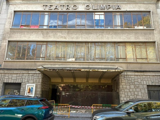 Teatro Olimpia con la fachada acordonada // La Voz